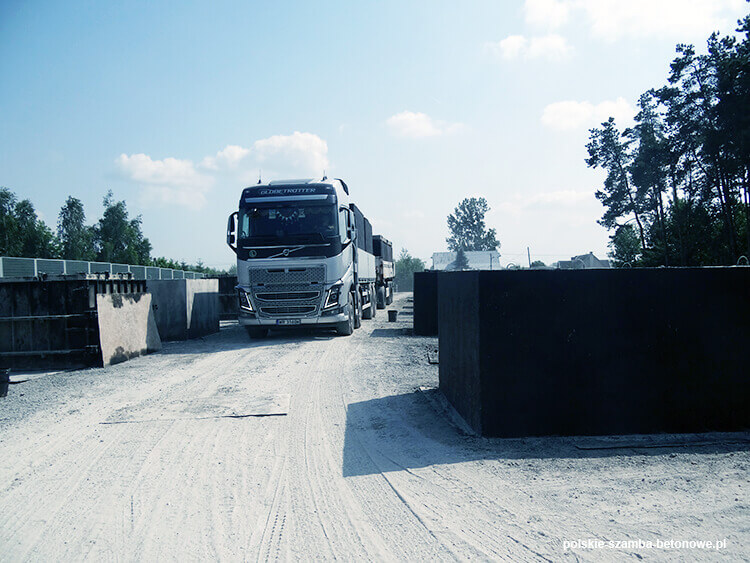 Transport szamb betonowych  w Rudniku nad Sanem